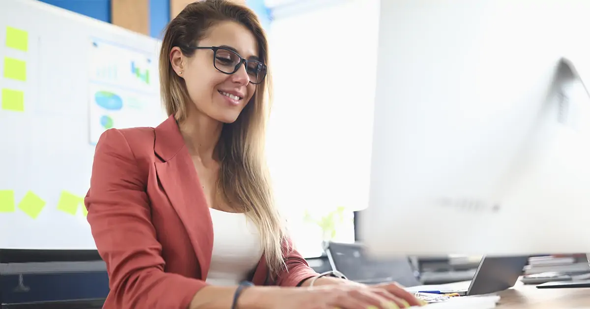 young beauty woman using pc workplace portrait